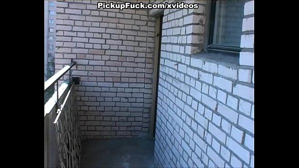 Русская женщина сосёт на балконе за деньги